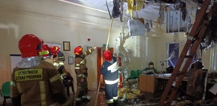 Strażacy w Urzędzie Skarbowym w Kartuzach (fot. Ochotnicza Straż Pożarna w Goręczynie)