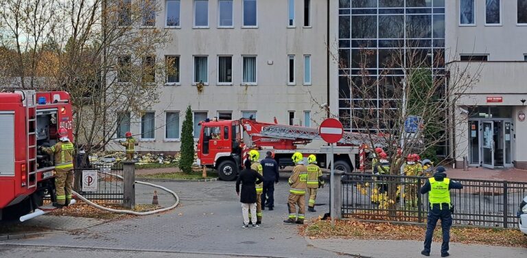 Strażacy i policja przed budynkiem Urzędu Skarbowego w Kartuzach