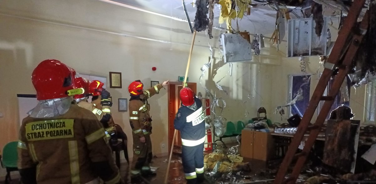 Strażacy w Urzędzie Skarbowym w Kartuzach (fot. Ochotnicza Straż Pożarna w Goręczynie)