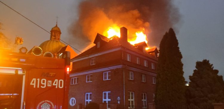 Pożar plebanii w Braniewie (fot. Facebook/Komenda Wojewódzka PSP w Olsztynie)