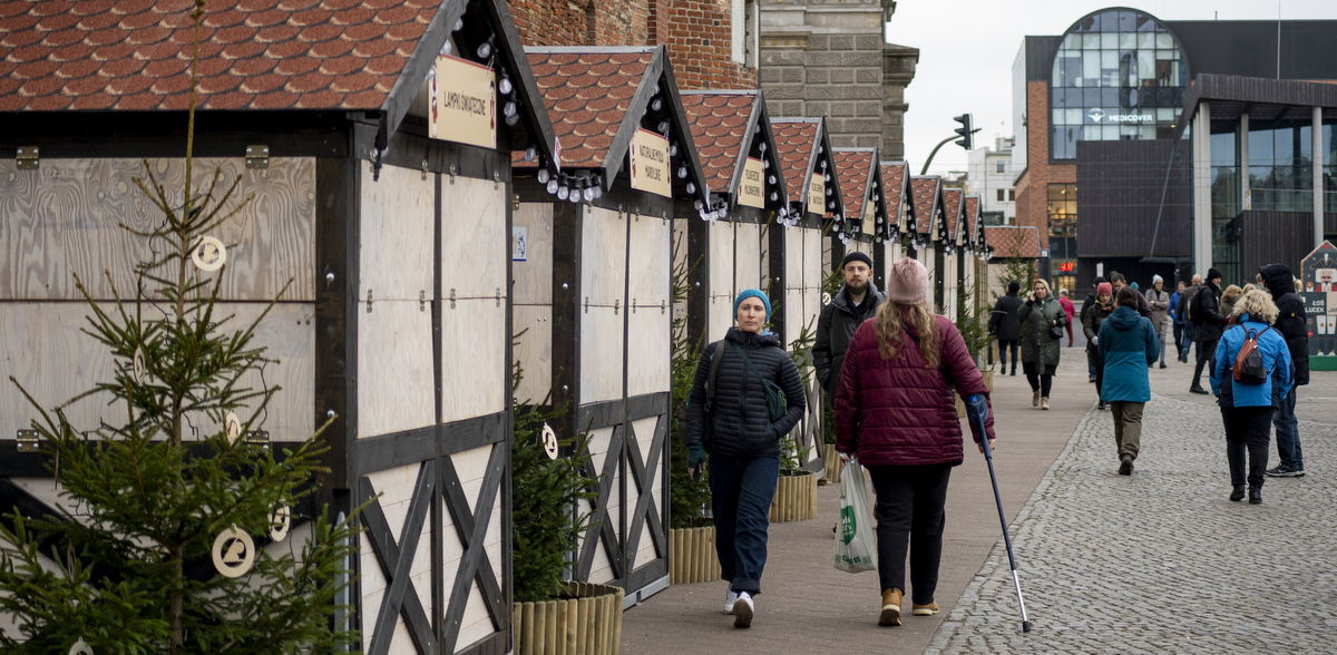 Przygotowania do otwarcia jednej z wcześniejszych edycji Jarmarku Bożonarodzeniowego w Gdańsku na Targu Węglowym (fot. KFP/Paweł Marcinko)