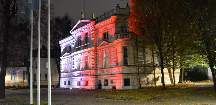 Siedziba Radia Gdańsk podświetlona na biało-czerwono z okazji Narodowego Święta Niepodległości (fot. Radio Gdańsk/Piotr Puchalski)