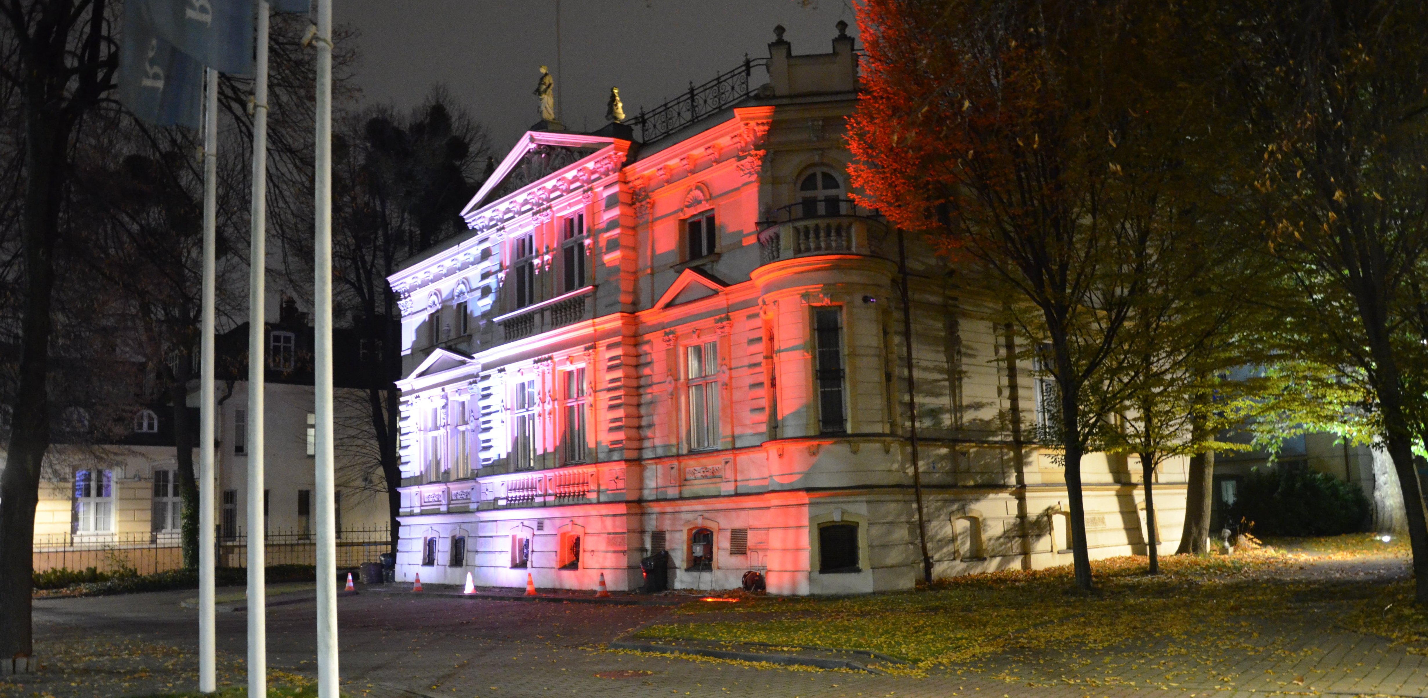 Siedziba Radia Gdańsk podświetlona na biało-czerwono z okazji Narodowego Święta Niepodległości (fot. Radio Gdańsk/Piotr Puchalski)