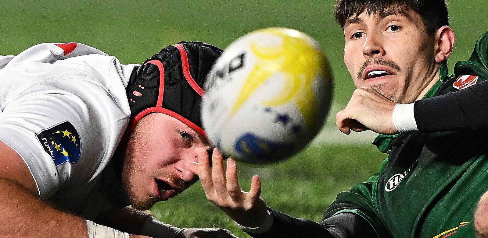 Gdynia, 16.11.2024 r. Polak Jakub Wojtkowicz (L) i Arnas Prielaidas (P) z Litwy podczas meczu Rugby Europe Trophy w Gdyni (fot. PAP/Adam Warżawa)
