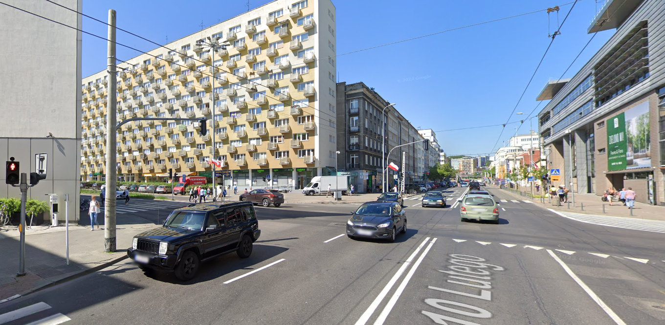 Skrzyżowanie ul. 10 Lutego z ul. Władysława IV (fot. Google Street View)