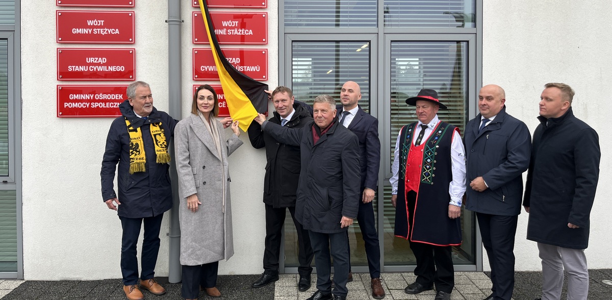 Na budynku urzędu gminy Stężyca zostały odsłonięte symbole kaszubszczyzny (fot. Radio Gdańsk/Robert Groth)