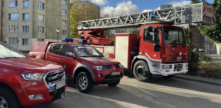 KMPSP w Gdańsku otrzymała samochód rozpoznawczo-ratunkowy oraz ciężki samochód z drabiną mechaniczną (fot. Radio Gdańsk/Oskar Bąk)