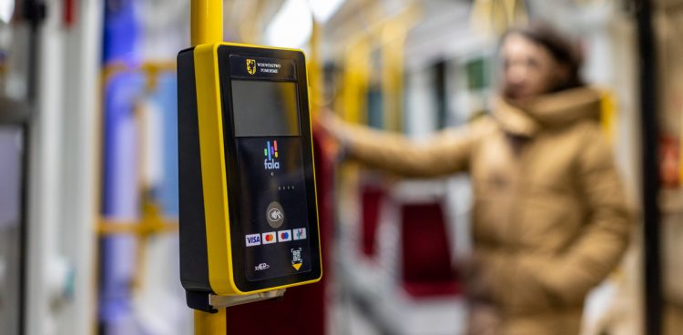 Urządzenie systemu Fala w gdańskim tramwaju (fot. KFP/Krzysztof Mystkowski)