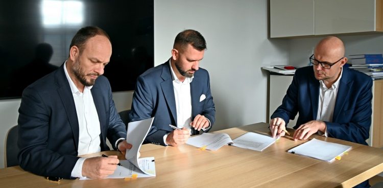 Wiceprezydent Bartłomiej Austen (po prawej) podczas podpisania umowy z Rafałem Skrzypczakiem i Hubertem Pizonem ze spółki Polimex Infrastruktura, która będzie wykonawcą inwestycji (fot. UM Gdynia/Magdalena Czernek)