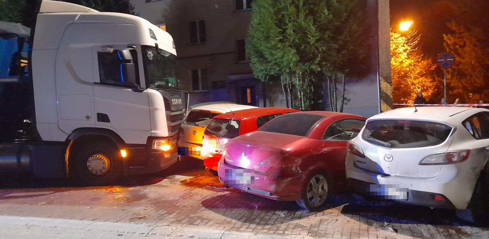 Kierowca ciężarówki wjechał w zaparkowane auta w Sztumie (fot. KPP w Sztumie)