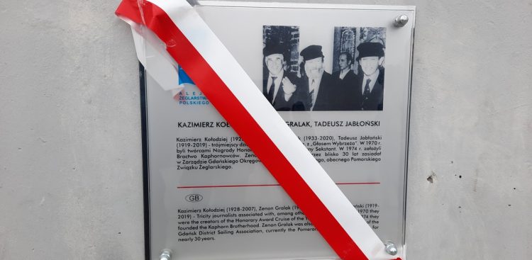 W Alei Żeglarstwa Polskiego odsłonięto tablicę upamiętniającą Kazimierza Kołodzieja, Zenona Gralaka i Tadeusza Jabłońskiego (fot. Radio Gdańsk/Marcin Lange)