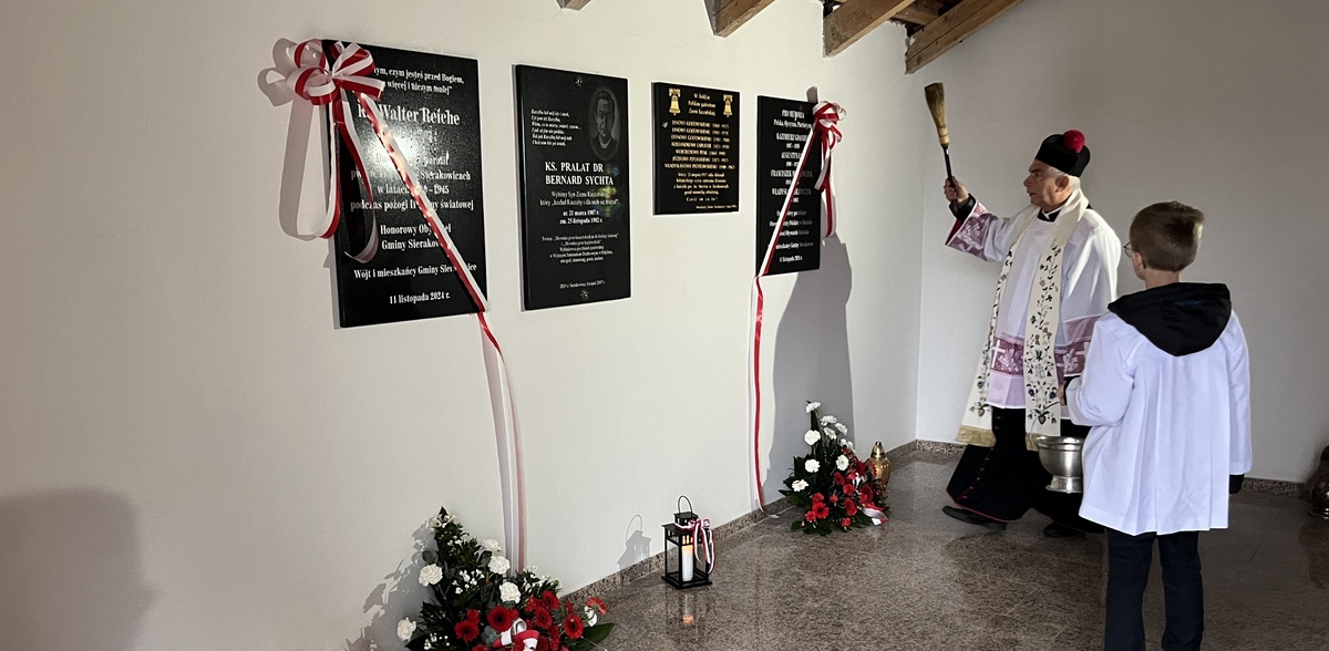 W Sierakowicach zostały odsłonięte pamiątkowe tablice (fot. Radio Gdańsk/Robert Groth)