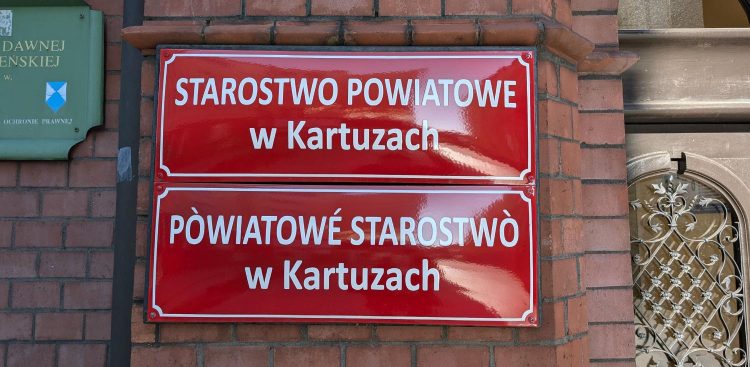 Tablice w języku kaszubskim zawisły na budynkach Starostwa Powiatowego w Kartuzach (fot. Starostwo Powiatowe w Kartuzach)