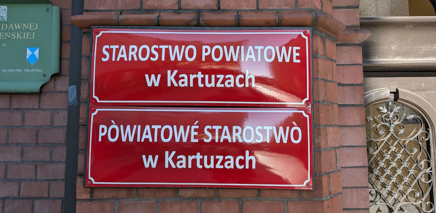 Tablice w języku kaszubskim zawisły na budynkach Starostwa Powiatowego w Kartuzach (fot. Starostwo Powiatowe w Kartuzach)