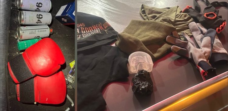 W samochodach pseudokibiców policjanci znaleźli kominiarki z oznaczeniami klubu piłkarskiego i sprzęt do sztuk walki (Fot. KWP Gdańsk)