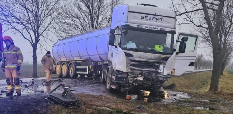 Samochód osobowy zderzył się czołowo z cysterną (fot. KW PSP Gdańsk)