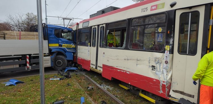 Zderzenie pojazdu ciężarowego i tramwaju na ul. Kartuskiej (fot. KM PSP Gdańsk)