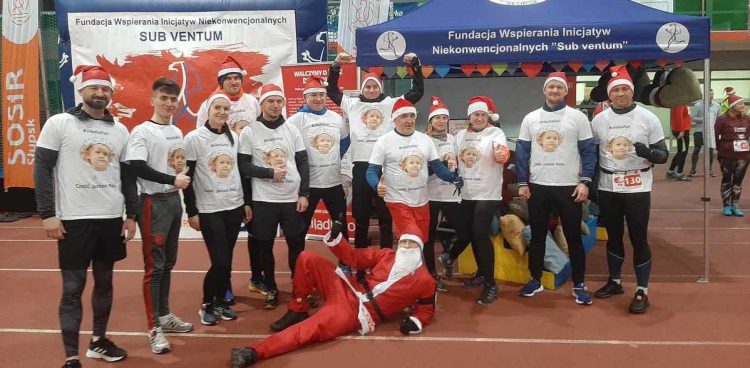 W Słupsku około dwustu osób wzięło udział w biegu charytatywnym na rzecz potrzebujących (fot. Radio Gdańsk/Przemysław Woś)