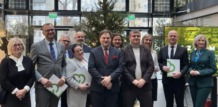 Wojewódzki Fundusz Ochrony Środowiska i Gospodarki Wodnej w Gdańsku podpisał w poniedziałek siedem umów z gminami do programu "Szlamnik" (fot. Radio Gdańsk/Oskar Bąk)