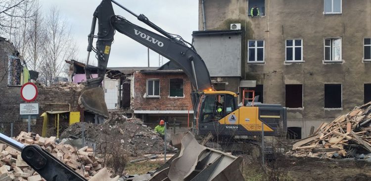 Wyburzanie kamienicy w Słupsku (fot. Radio Gdańsk/Maciej Szczakowski)