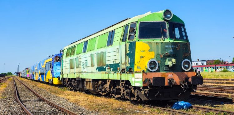 Członkowie Chojnickiego Stowarzyszenia Miłośników Kolei kupili szynowy pojazd i przywracają go do życia (fot. Miłośnicy Kolejnictwa w Chojnicach)