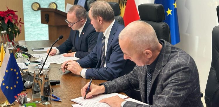 Urząd Marszałkowski podpisał dziesięć umów z gminami z całego regionu (fot. Radio Gdańsk/Oskar Bąk)