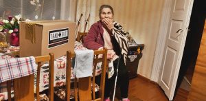 Członkowie Stowarzyszenia Traugutt.org z Pruszcza Gdańskiego kompletują świąteczne paczki dla kombatantów oraz samotnych Polaków żyjących na Kresach (fot. Stowarzyszenie Traugutt.org)