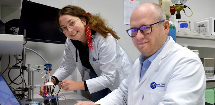 Prof. Jacek Ryl i Angelika Łepek, doktorantka pracująca w projekcie (fot. Politechnika Gdańska/Krzysztof Krzempek)