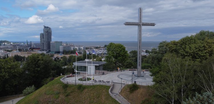 Krzyż na Kamiennej Górze (fot. Wikimedia Commons)