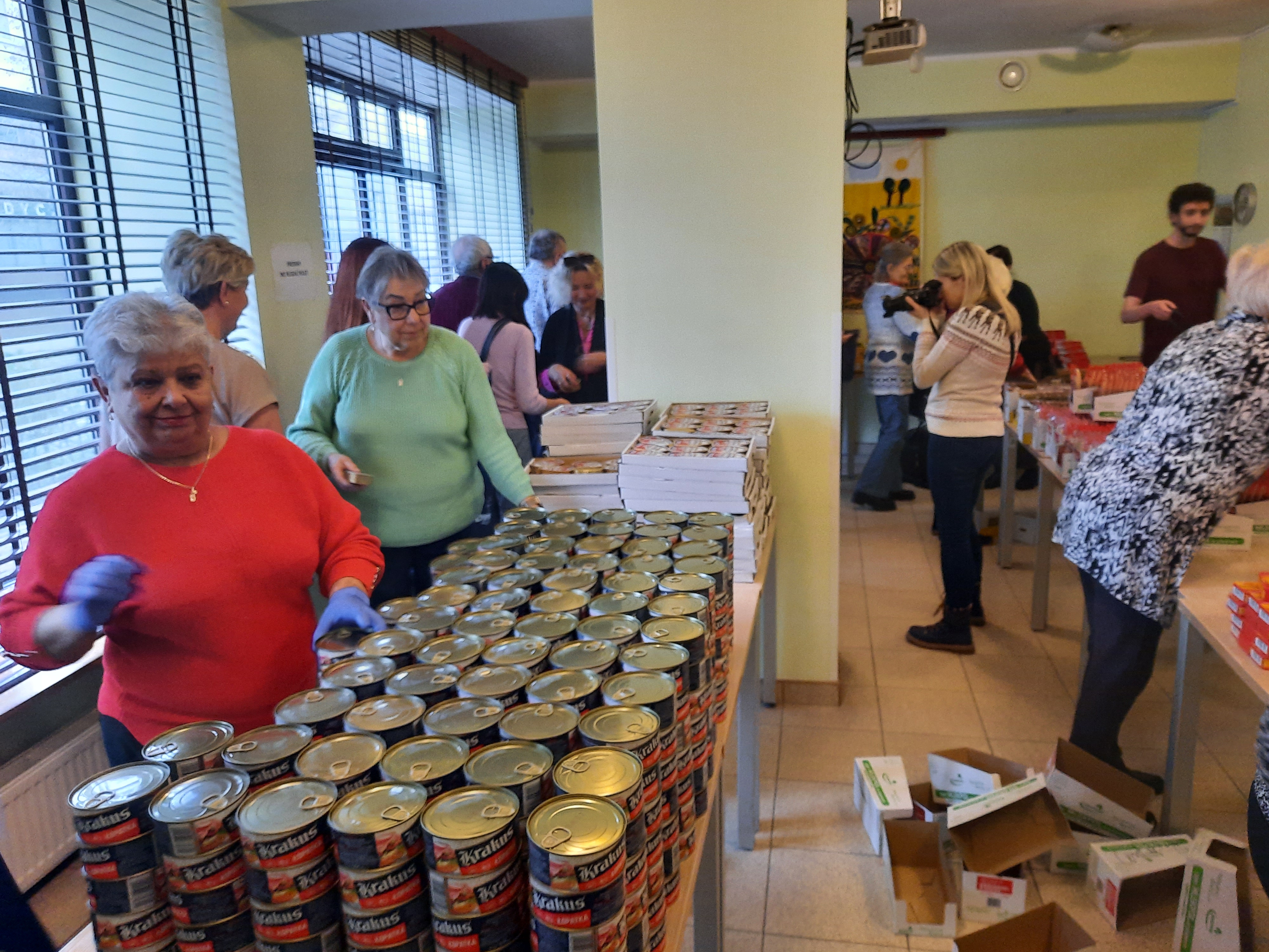 Pakowanie świątecznych prezentów dla osób samotnych i potrzebujących (Fot. Radio Gdańsk/Marcin Lange)