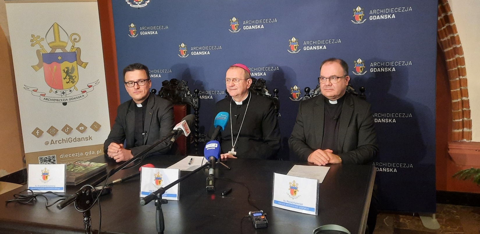 ks. Krzysztof Borysewicz, abp Tadeusz Wojda, ks. Maciej Kwiecień (fot. Radio Gdańsk/Anna Rębas)