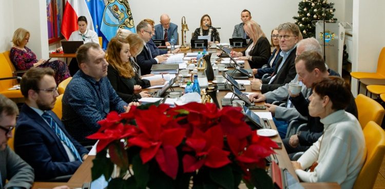 Budżet Pucka na przyszły rok został przyjęty większością 13 głosów przy 2 głosach sprzeciwu (fot. Facebook/Miasto Puck)