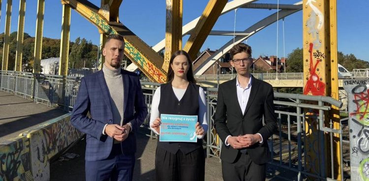 Społecznicy apelują o zamontowanie na mostach i wiaduktach tabliczek z numerami telefonów zaufania, numerem alarmowym, a także z hasłem "Nie rezygnuj z życia" (fot. Facebook/Centrum Demokracji)