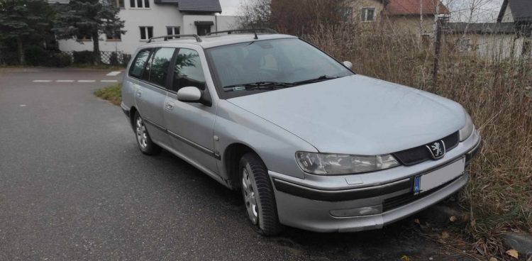 W ostatnich miesiącach problem porzuconych samochodów w gminie Pruszcz Gdański zaczął narastać (Fot. Radio Gdańsk/Mateusz Czerwiński)