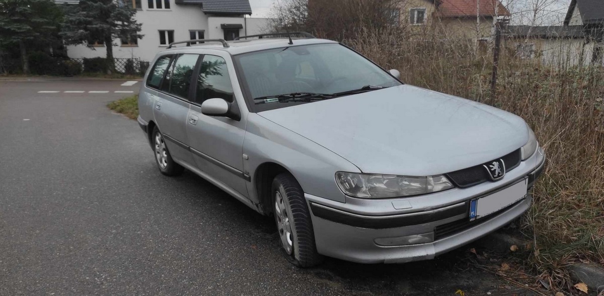 W ostatnich miesiącach problem porzuconych samochodów w gminie Pruszcz Gdański zaczął narastać (Fot. Radio Gdańsk/Mateusz Czerwiński)