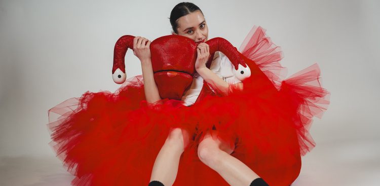 Spektakl w zabawny i nowoczesny sposób oswaja publiczność w wieku od 10. roku życia wzwyż z tematem wchodzenia w dojrzałość i wiążących się z tym zmian (Fot. mat. pras.)