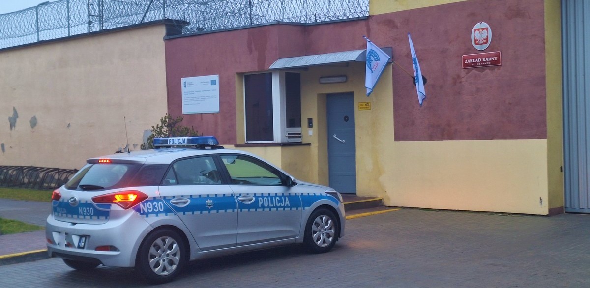 Kurier, który przyjechał z paczkami do zakładu karnego, miał przy sobie narkotyki i był pod ich wpływem (fot. KPP Człuchów)