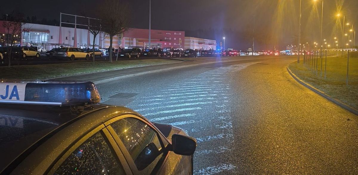 Radiowóz podczas zabezpieczania zlotu fanów motoryzacji (fot. Pomorska Policja)