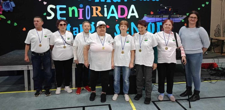 Seniorzy z Dziennego Domu Pobytu w Celbowie na II Powiatowej Senioriadzie Sportowej  w Helu (fot. Facebook/Dzienny Dom Pobytu w Celbowie)