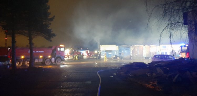 Pożar hali przy ulicy Portowej w Słupsku (fot. Radio Gdańsk/Przemysław Woś)