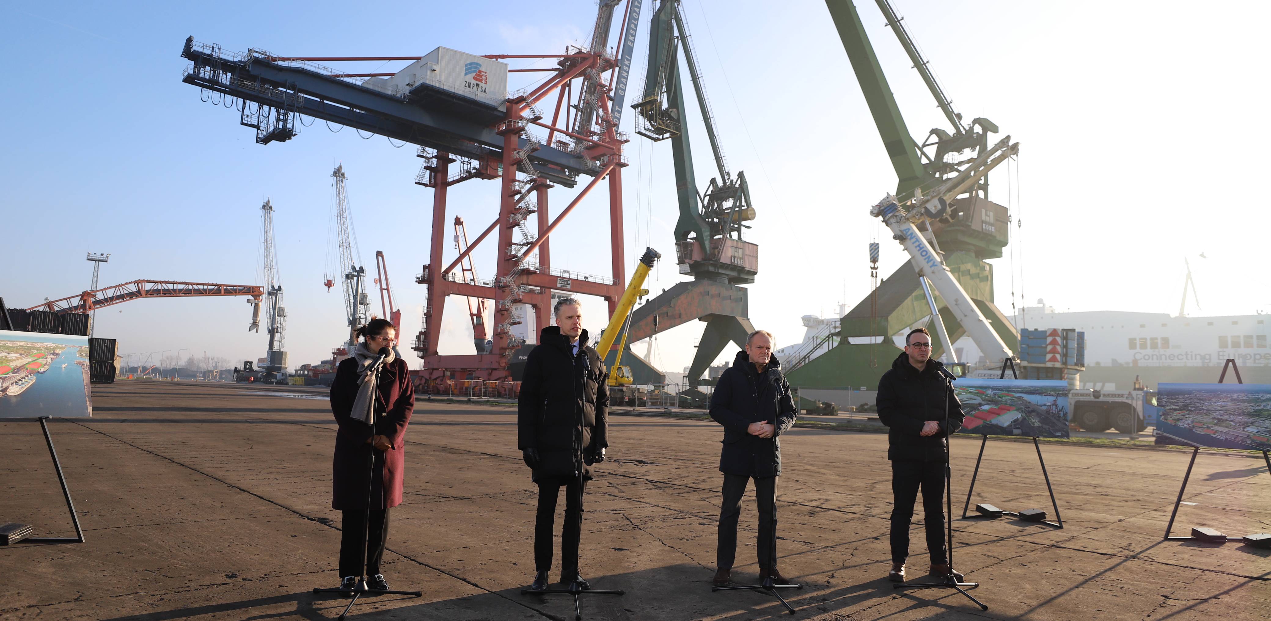 Prezydent Gdańska Aleksandra Dulkiewicz, minister infrastruktury Dariusz Klimczak i wiceminister infrastruktury Arkadiusz Marchewka na wspólnej konferencji prasowej z premierem Donaldem Tuskiem (fot. Ministerstwo Infrastruktury)