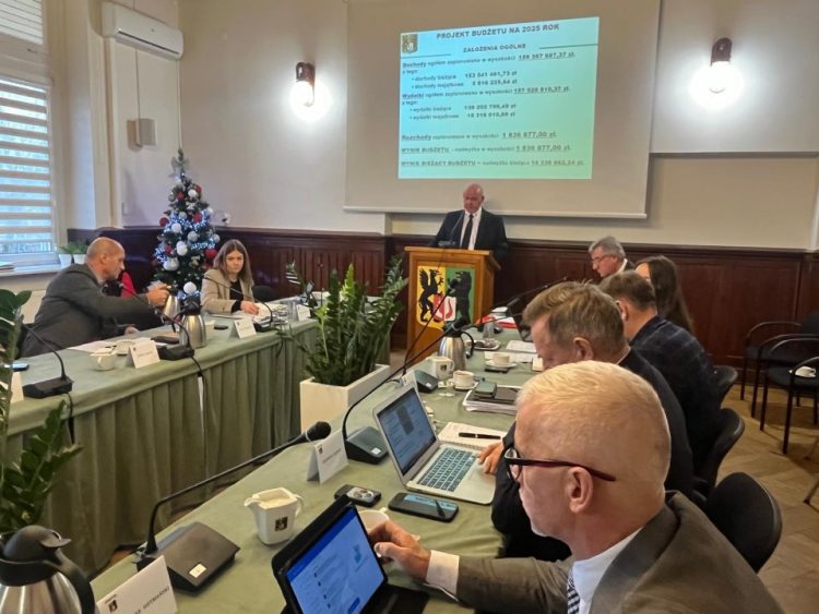 Sesja rady powiatu kościerskiego (fot. powiatkoscierski.pl)