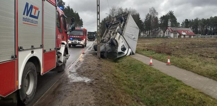 W Chwaszczynie samochód ciężarowy został przewrócony przez wiatr (Fot. KPP Kartuzy)