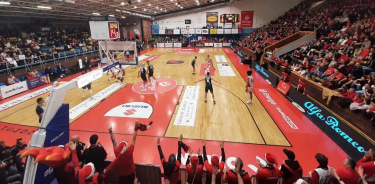 Z nowym trenerem Robertsem Stelmahersem słupszczanie ulegli WKS Śląskowi Wrocław 63-72 (Fot. Radio Gdańsk/Przemysław Woś)