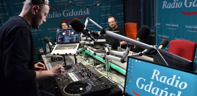 DJ DML gra na żywo w Radiu Gdańsk w audycji "Zoom na Popkulturę" (fot. Radio Gdańsk/Piotr Puchalski)