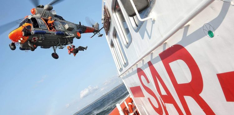 JRCC Denmark zwróciło się do ratownictwa morskiego o pomoc w ewakuacji marynarzy ze statku "Sofia", który płonął w Duńskiej strefie SAR. Postawiono zadanie dla śmigłowca z 44BLMW z Marynarki Wojennej RP. Finalnie załogę z tonącego statku zabrał śmigłowiec szwedzki (fot. X/Sebastian Kluska)