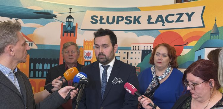 Paweł Szewczyk (w centrum), szef  słupskiej rady miasta chce powiększenia Słupska. Za maja być też inni radni. (fot. Radio Gdańsk/Alek Radomski)