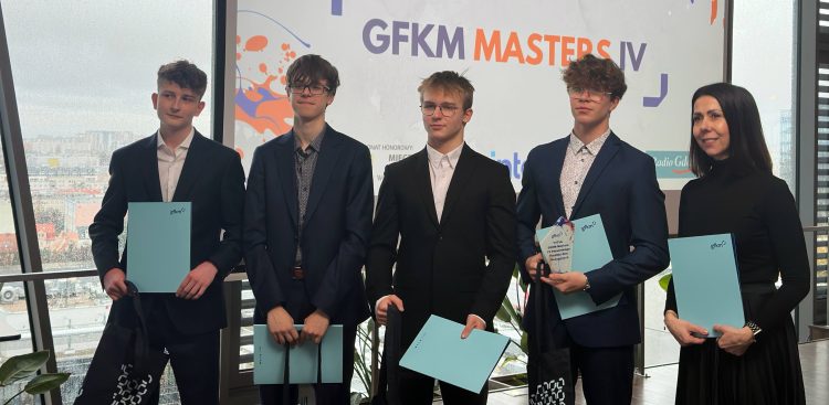 Uczniowie I LO W Gdyni, zwycięzcy IV Pomorskiego Turnieju Gier Decyzyjnych „GFKM Master” (fot. Radio Gdańsk/Oskar Bąk)