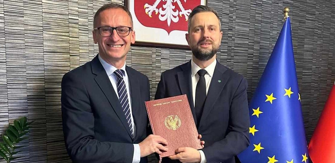 Janusz Wróbel odebrał nominację z rąk ministra obrony narodowej Władysława Kosiniaka-Kamysza (Fot. arch. prywatne)