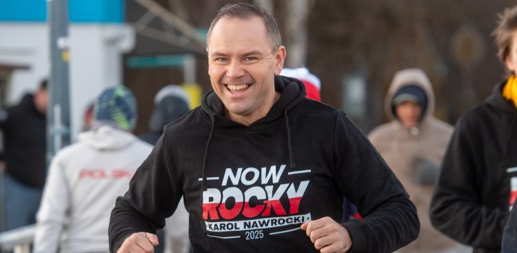 Molo w Brzeźnie. Wspólne bieganie z obywatelskim kandydatem na prezydenta RP, Karolem Nawrockim. 15.12.2024 (fot. Paweł Marcinko / KFP)